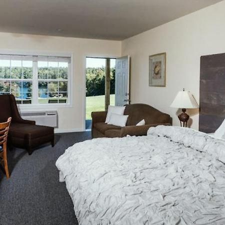 Crescent Lake Inn And Suites Wolfeboro Zewnętrze zdjęcie